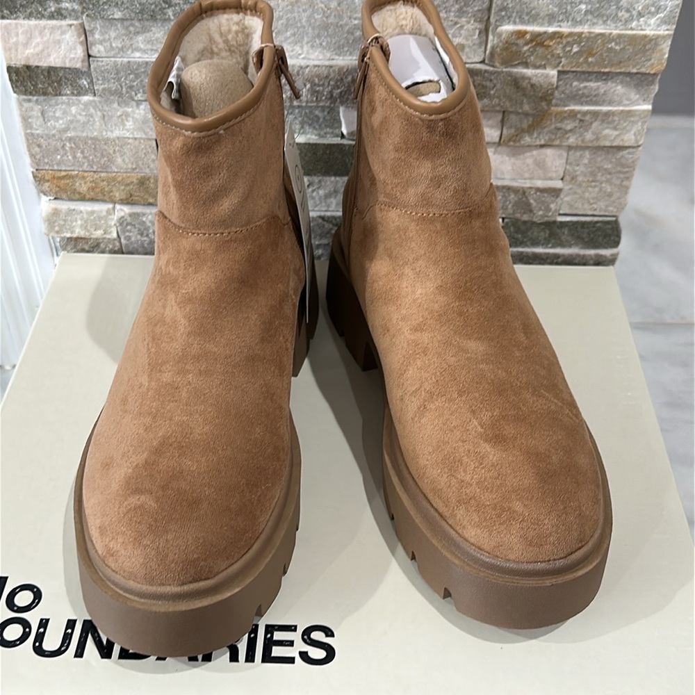 No Boundaries Women's Cozy Lug Sole Ankle Boots Size 9 - Picture 3 of 11